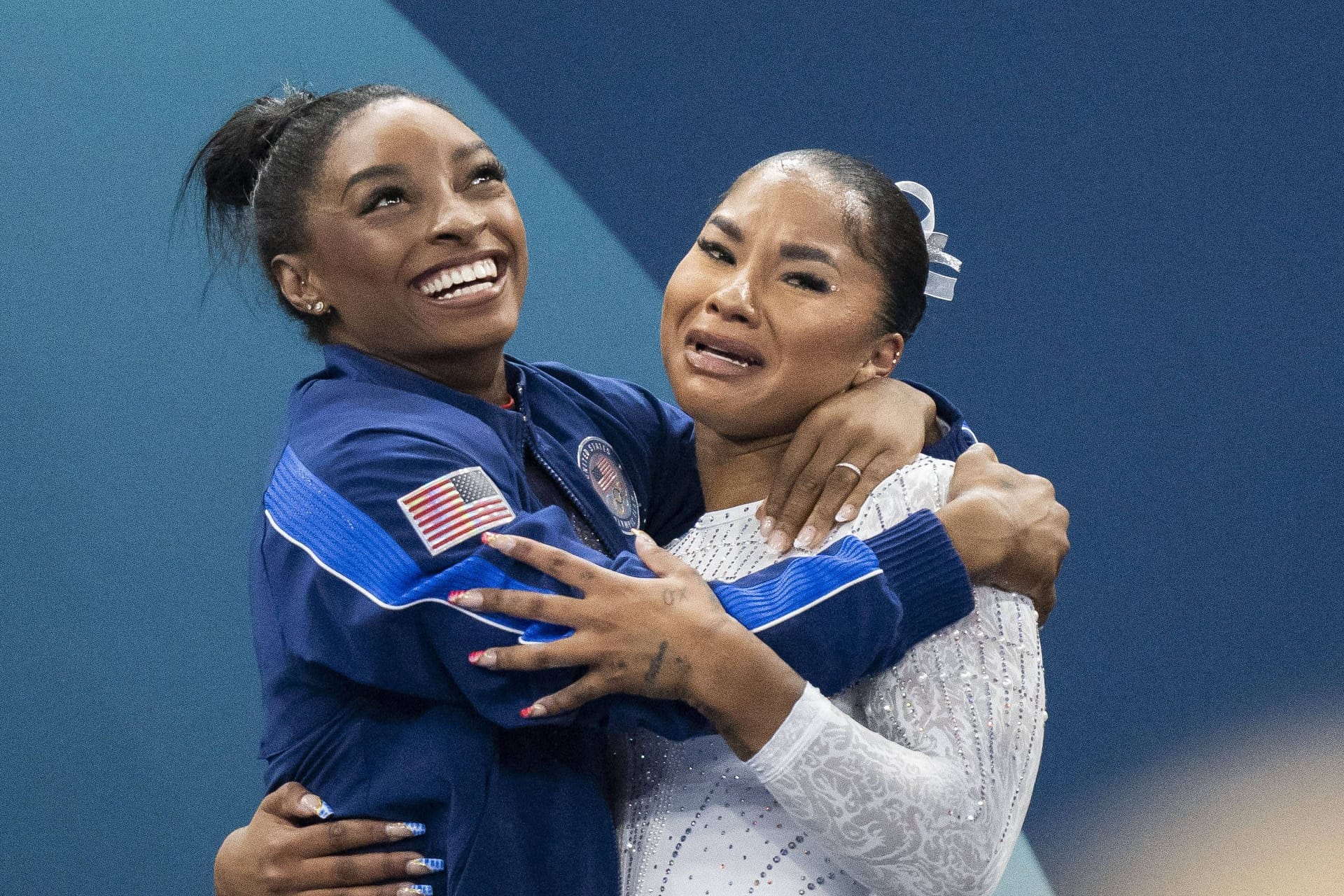 Simone Biles und Jordan Chiles (r.): Dem US-Team wurde eine Medaille entzogen.