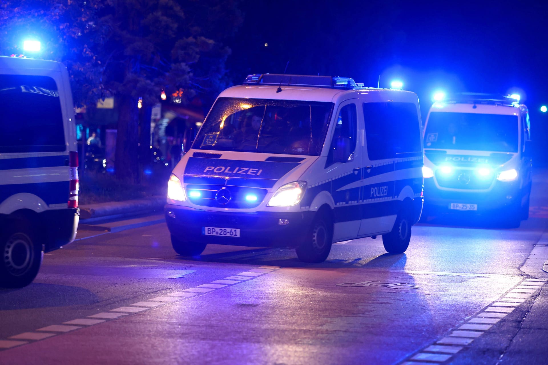 Fahrzeuge der Polizei im Einsatz (Archivbild): Bei elf Beamten hat es Wohnungsdurchsuchungen gegeben.