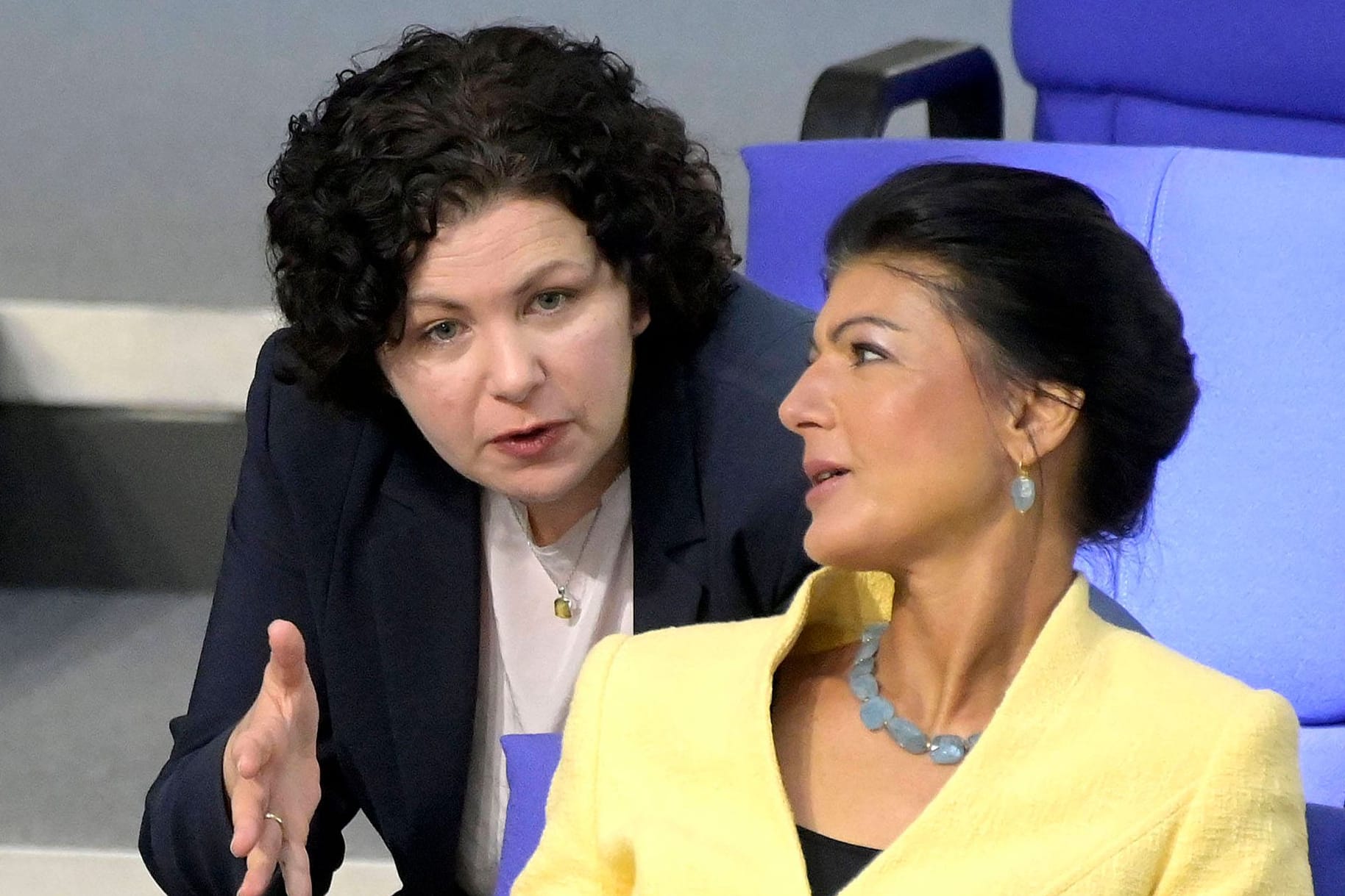 Amira Mohamed Ali und Sahra Wagenknecht (r): Die Partei warnt Mitglieder vor Presseanfragen.