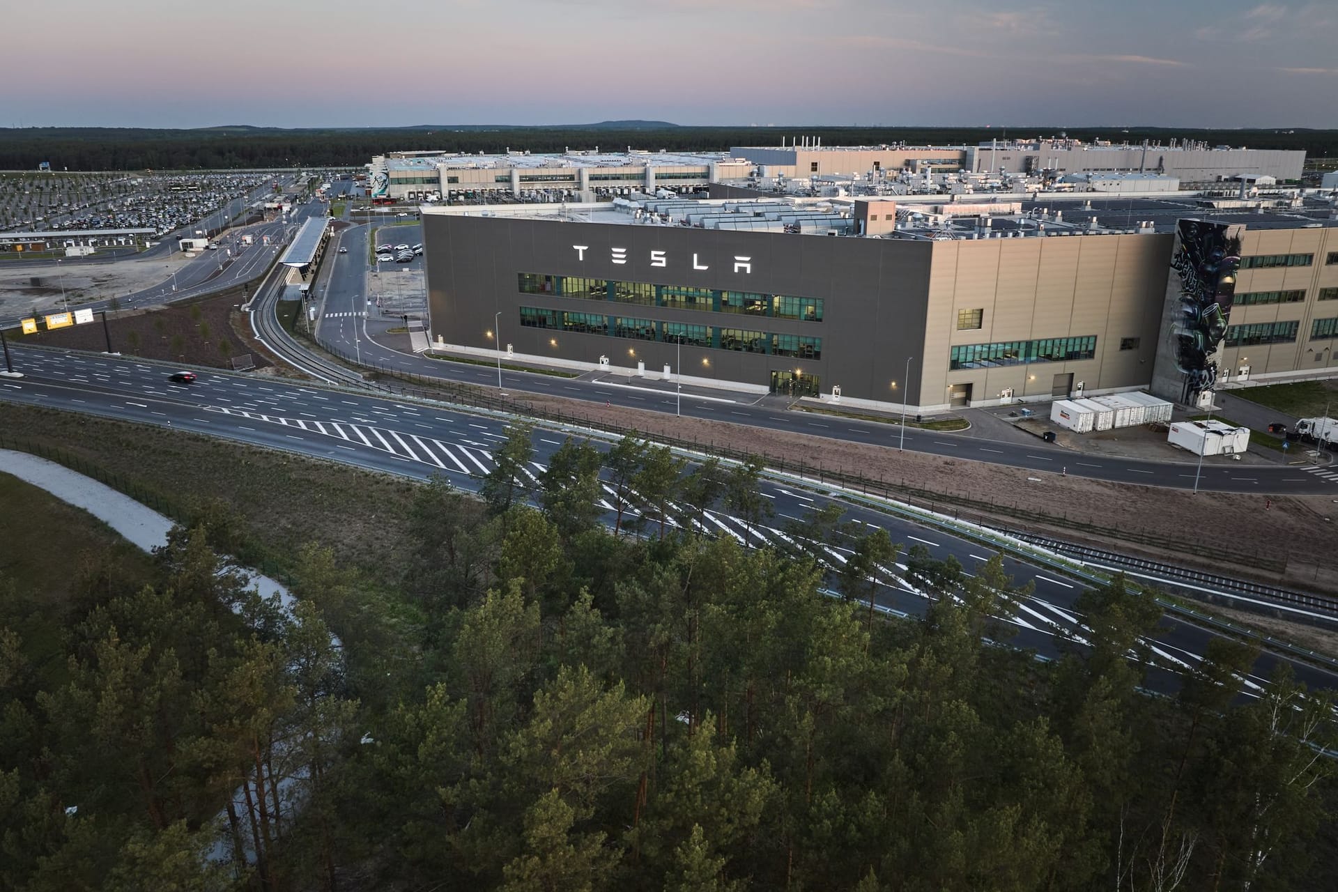 Die Tesla-Fabrik in Brandenburg wird von der Politik hofiert, doch die Verkaufszahlen schwächeln.