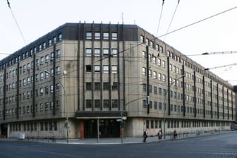 Gebäude der Humboldt-Universität in der Invalidenstraße (Archivbild): Hier trafen zuletzt Mauerteile eine Passantin.