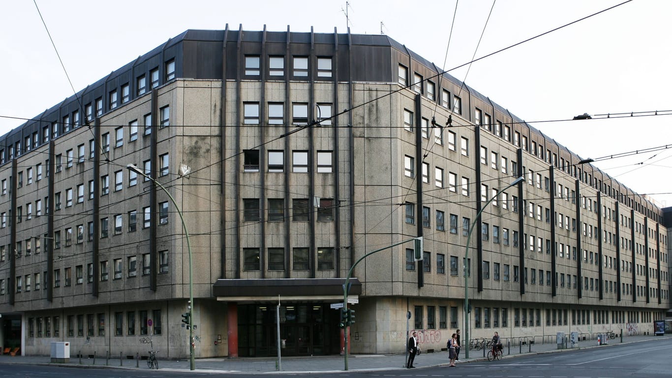 Gebäude der Humboldt-Universität in der Invalidenstraße (Archivbild): Hier trafen zuletzt Mauerteile eine Passantin.