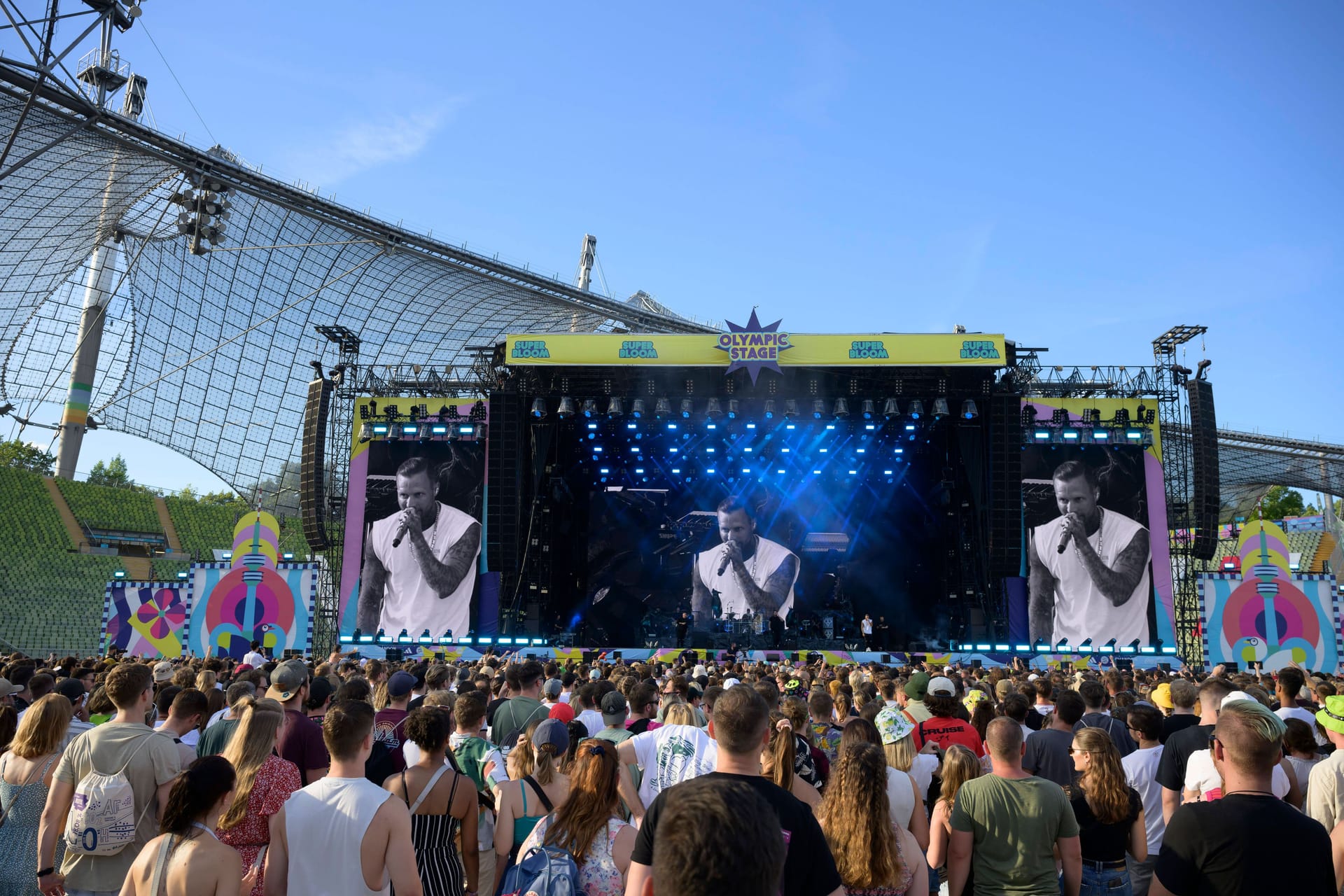 Die Hauptbühne im Olympiastadion (Archivbild): Im vergangenen Jahr trat unter anderem Rapper Kontra K beim Superbloom auf.