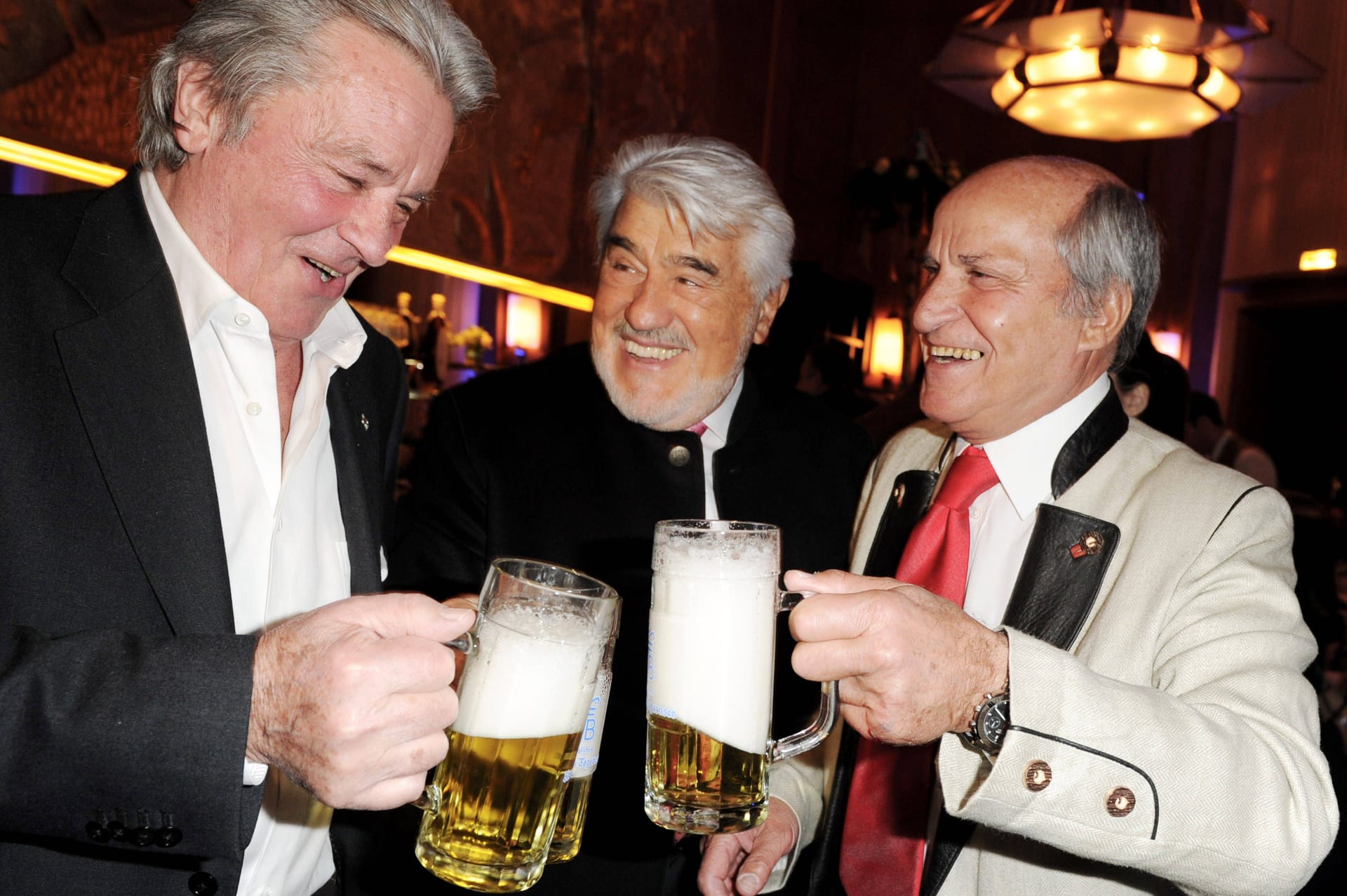 Alain Delon(l.) mit den deutschen Schauspielern Mario Adorf und Axel Ganz bei einer Feier in Paris im März 2012.