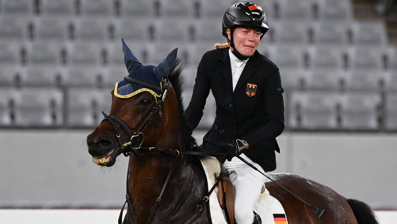 Dramatische Szenen in Tokio 2021: Annika Zillekens verzweiftelte an ihrem Pferd.