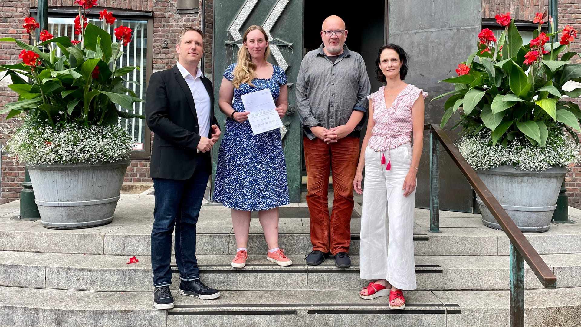 Stellten im Rathaus die Klage vor: Fachanwalt Robert Hotstegs sowie die Linken Julia Marmulla, Michael Gerhardt und Sigrid Lehmann (v. l.).