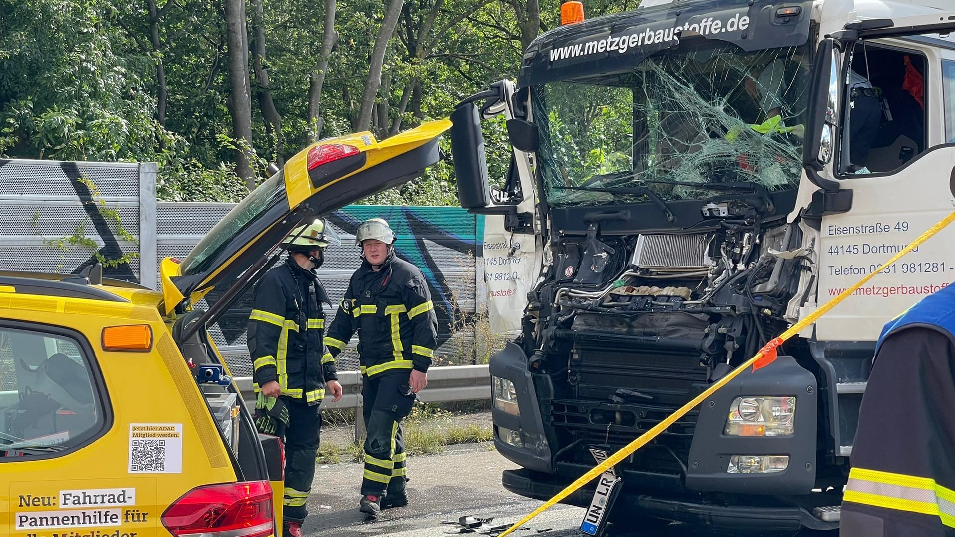 Nach einem Lkw-Unfall auf der A45 ist die Strecke voll gesperrt.