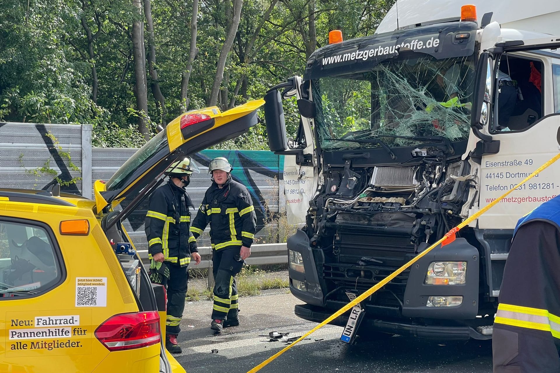 Nach einem Lkw-Unfall auf der A45 ist die Strecke voll gesperrt.