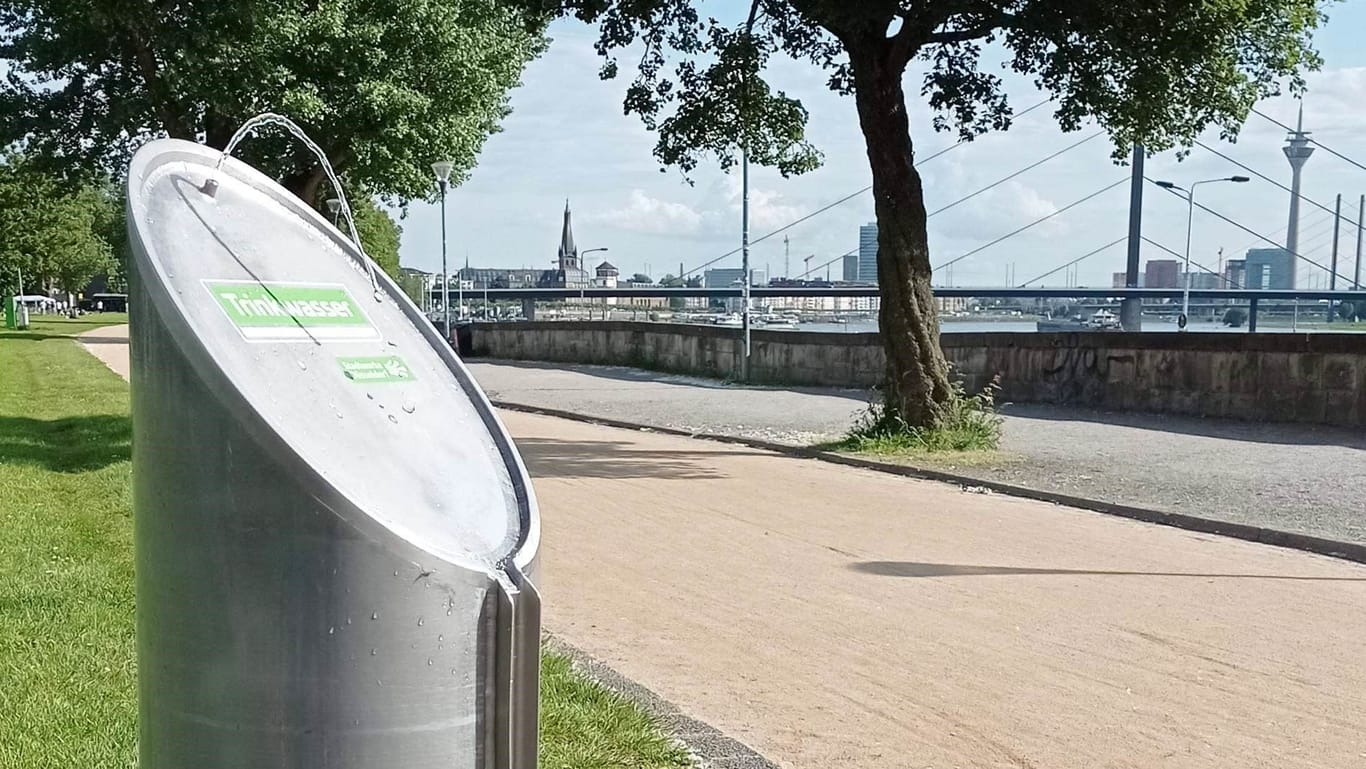 Ein Trinkbrunnen im Rheinpark in Golzheim: Die Stadt baut das Trinkbrunnennetz stetig aus.