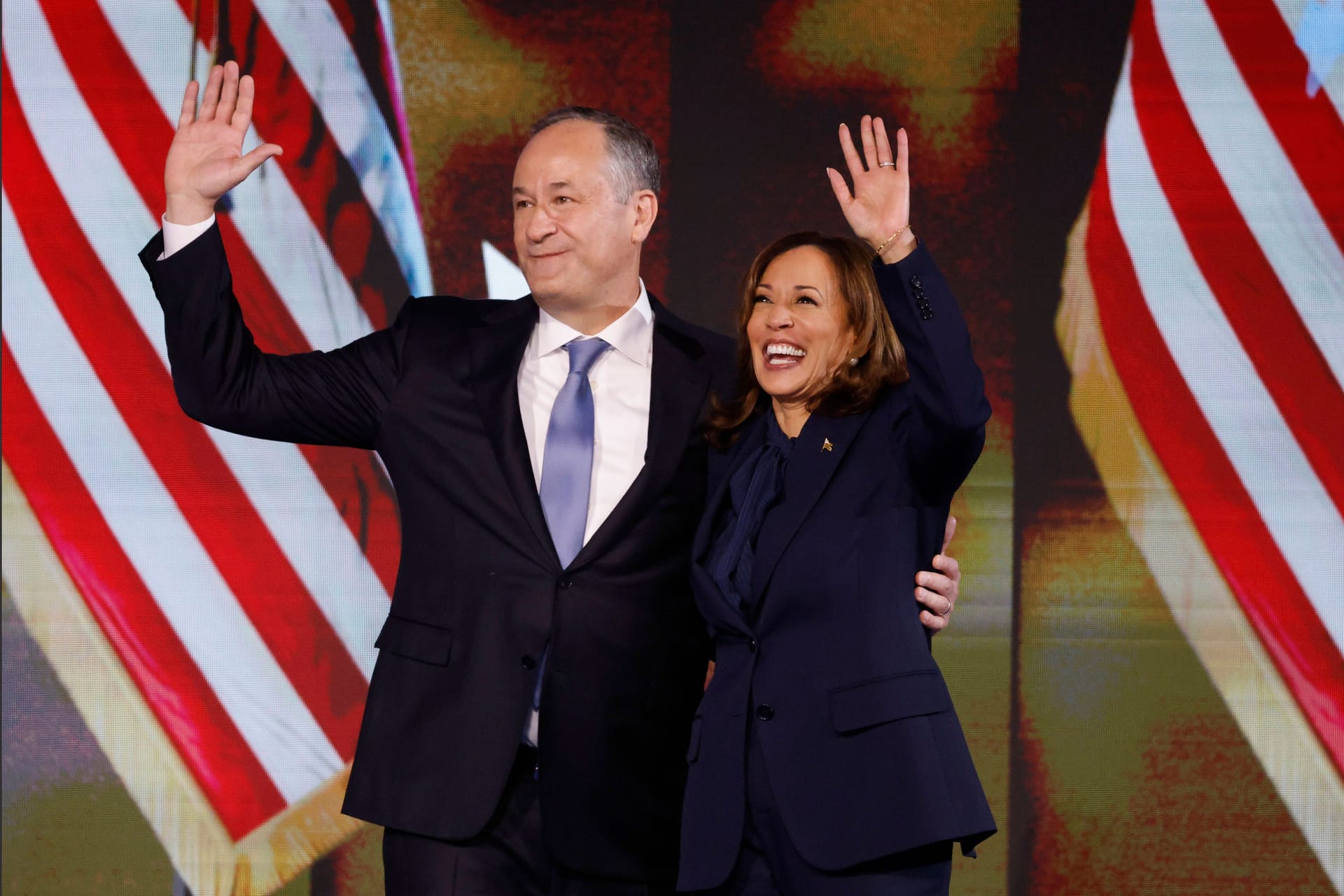 Kamala Harris und Ehemann Doug Emhoff nach der Parteitagsrede.