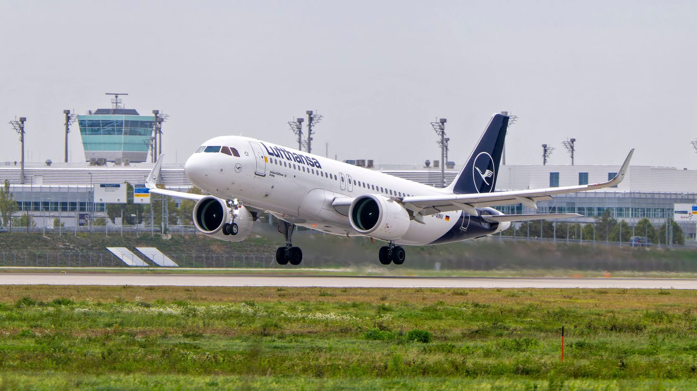 Eine Maschine der Lufthansa am Flughafen in München (Archivbild).