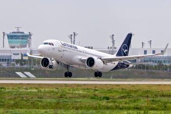 Eine Maschine der Lufthansa am Flughafen in München (Archivbild).