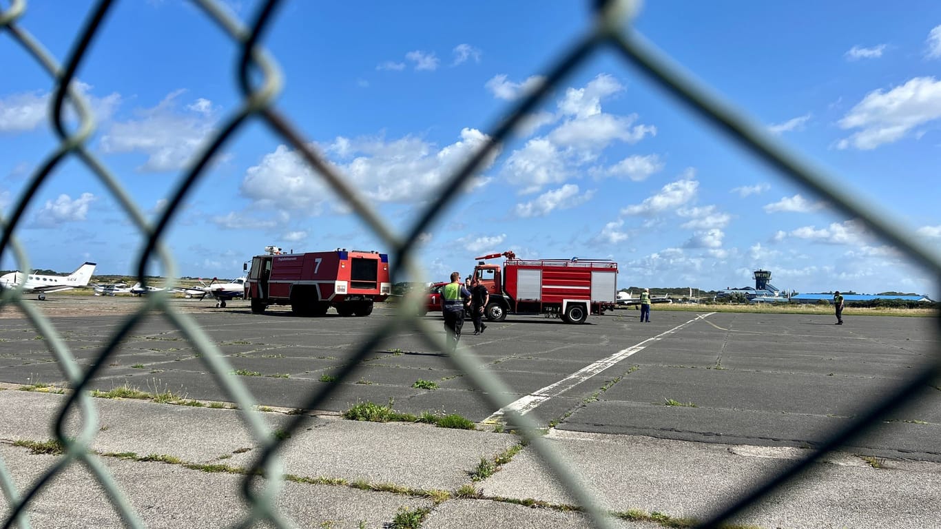 Klima-Demonstranten kleben sich auf Flughafen Sylt fest