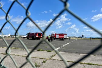 Klima-Demonstranten kleben sich auf Flughafen Sylt fest