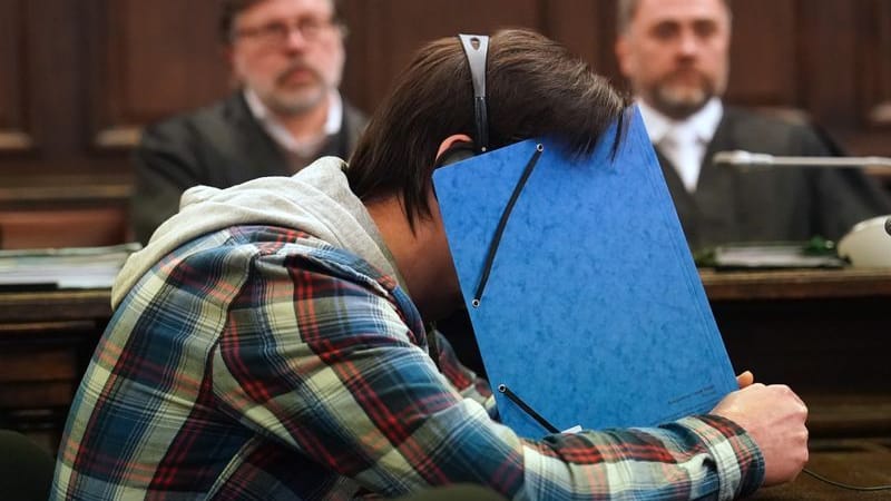 Der Angeklagte sitzt zu Beginn des erstinstanzlichen Prozesses wegen Mordes im Sitzungssaal im Strafjustizgebäude. Der Mann soll am 23. März 2022 einen Bekannten erstochen haben. Der Angeklagte sitzt zu Beginn des erstinstanzlichen Prozesses wegen Mordes im Sitzungssaal im Strafjustizgebäude. Der Mann soll am 23. März 2022 einen Bekannten erstochen haben.