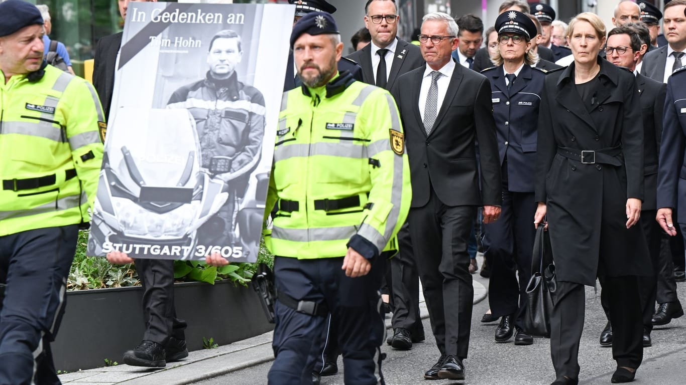 Trauermarsch und Trauerfeier für verunglückten Polizisten