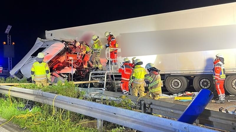 Rettungskräfte bergen einen verunglückten Lkw: Der Lastwagenfahrer ist am frühen Morgen auf der A4 bei einem Alleinunfall schwer verletzt worden.