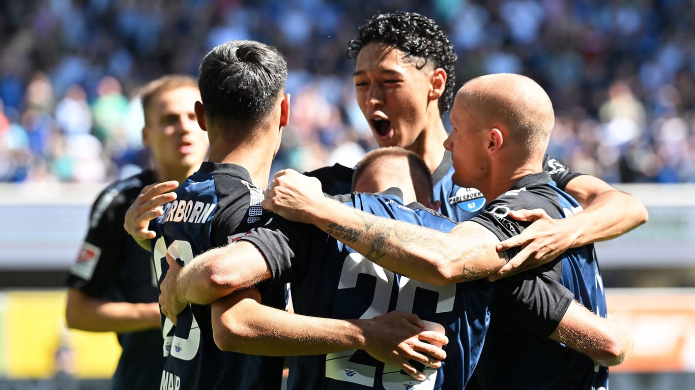 Paderborn jubelt nach einem Treffer: Sie lagen zunächst zurück.