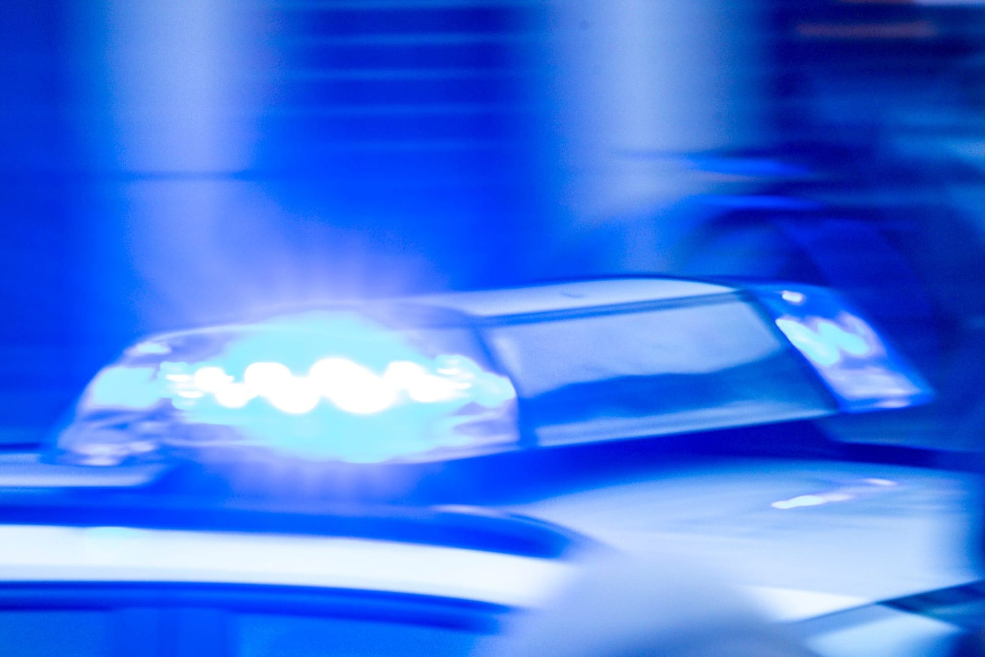 Ein Streifenwagen der Polizei ist mit Blaulicht im Einsatz