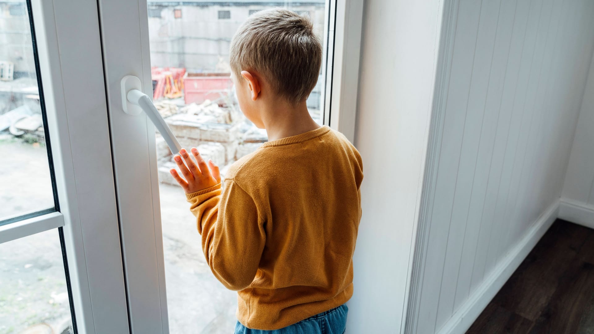 Junge schaut aus einem Fenster (Symbolfoto): In Gelsenkirchen endet die Suche nach einem vermissten Dreijährigen am Wochenende überraschend.