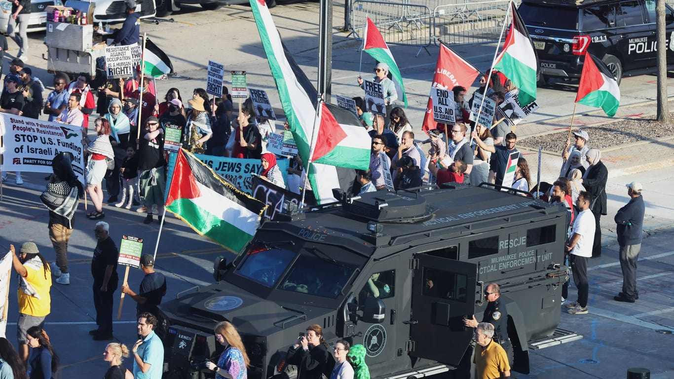 Propalästinensische Demonstration vor einer Wahlkampfveranstaltung von Harris: Außenpolitisch darf bis November nichts Großes mehr anbrennen.