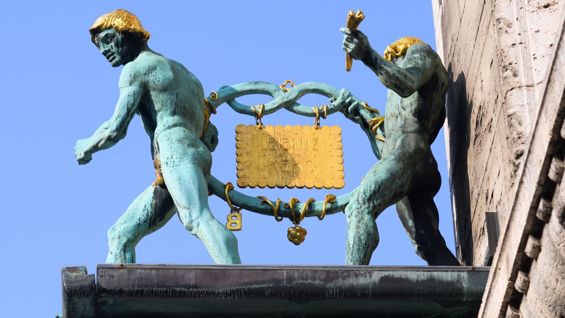Ein goldener "Leibniz Keks" hängt am Bahlsen-Stammhaus. Am 21. August erscheint das Buch "Die Geschichte des Hauses Bahlsen", das sich mit NS-Vergangenheit des Konzerns auseinandersetzt. Ein goldener "Leibniz Keks" hängt am Bahlsen-Stammhaus. Am 21. August erscheint das Buch "Die Geschichte des Hauses Bahlsen", das sich mit NS-Vergangenheit des Konzerns auseinandersetzt.