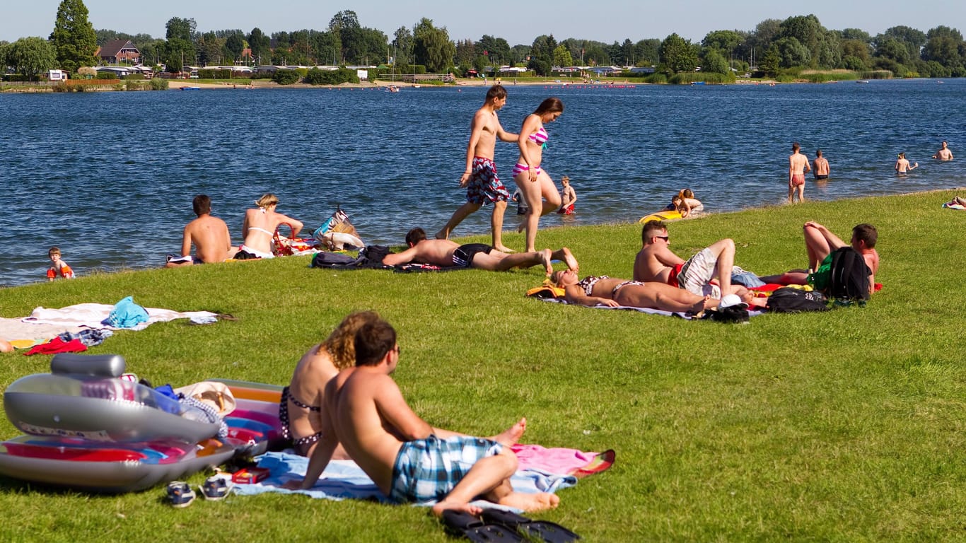 Menschen genießen den Sommer am Hohendeicher See (Archivbild): Wegen Blaualgen war das Baden dort zuletzt verboten.