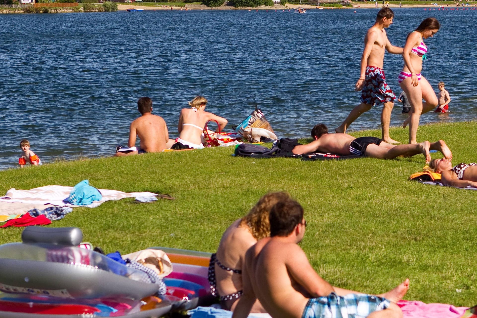 Menschen genießen den Sommer am Hohendeicher See (Archivbild): Wegen Blaualgen war das Baden dort zuletzt verboten.