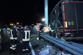 A2 nach Lkw-Unfall mit zwei Toten voll gesperrt