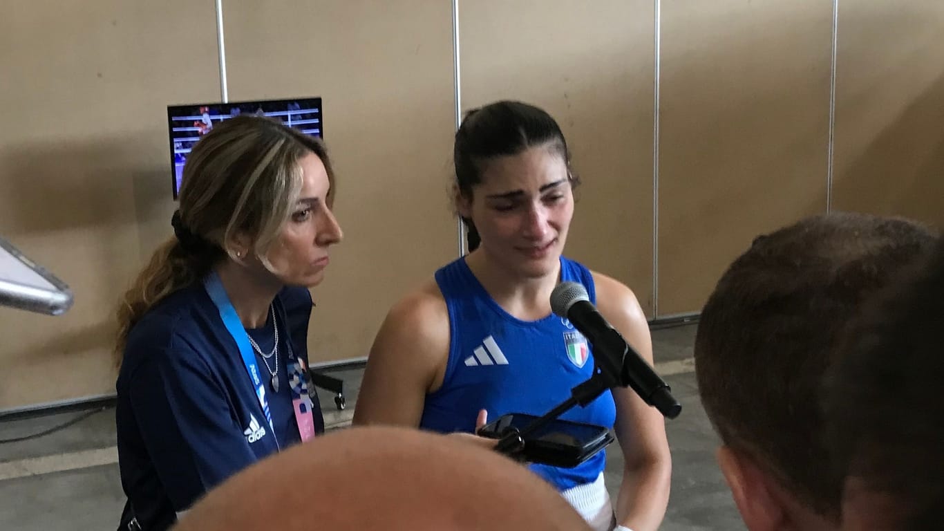 Angela Carini brach auch in der Mixed Zone gut eine halbe Stunde nach dem Kampf mehrfach in Tränen aus.