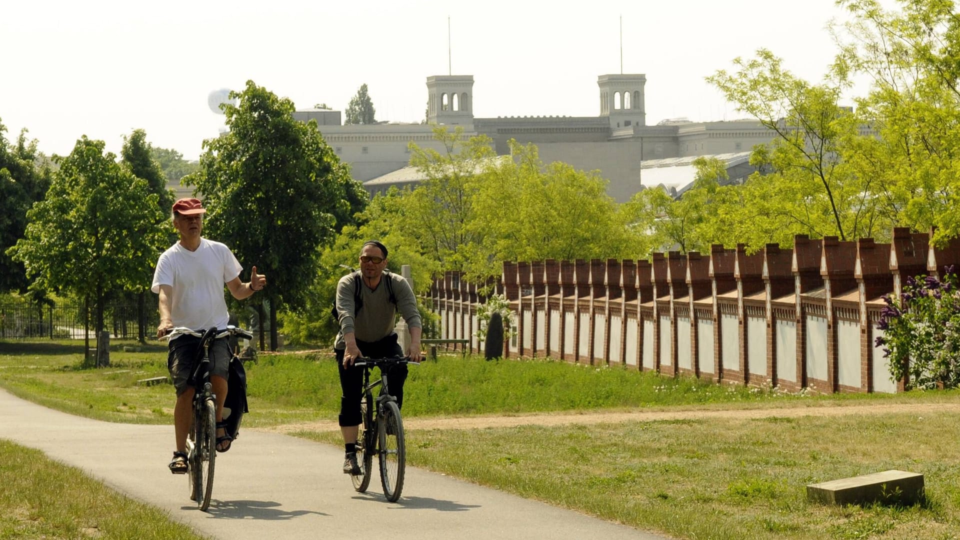 Fahrradfahrer in den Scharnhorsthöfen am Mauerweg.