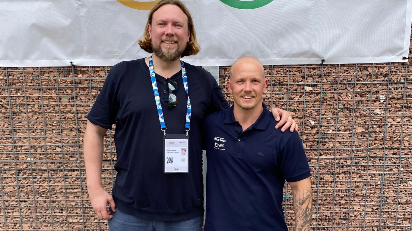 Fabian Hambüchen (r.) und t-online-Reporter Alexander Kohne (l.) im Olympischen Dorf.