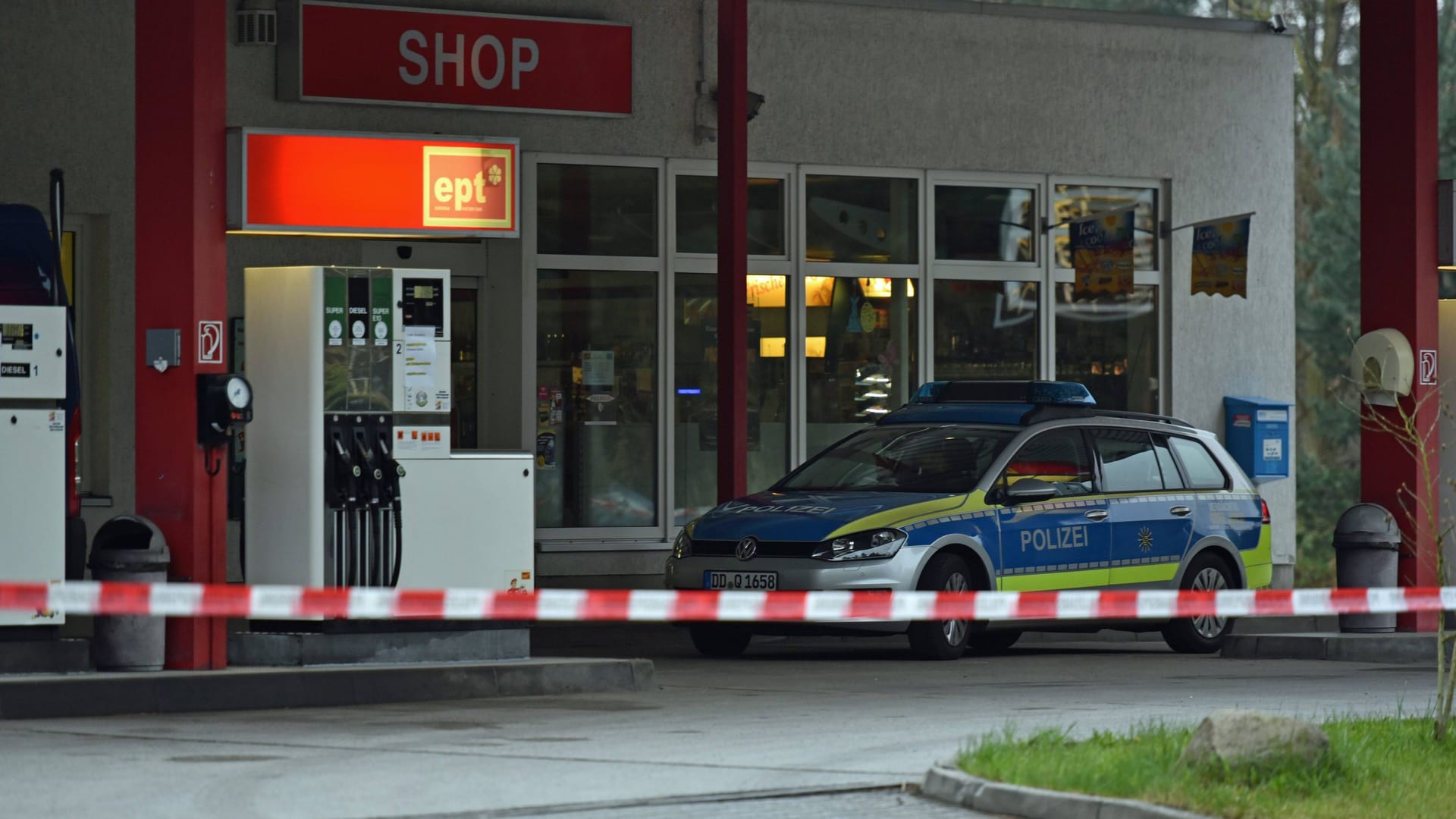 Polizei an einer Tankstelle (Archivbild): In Potsdam hat es einen Überfall gegeben, bei dem auch eine Waffe eingesetzt wurde.