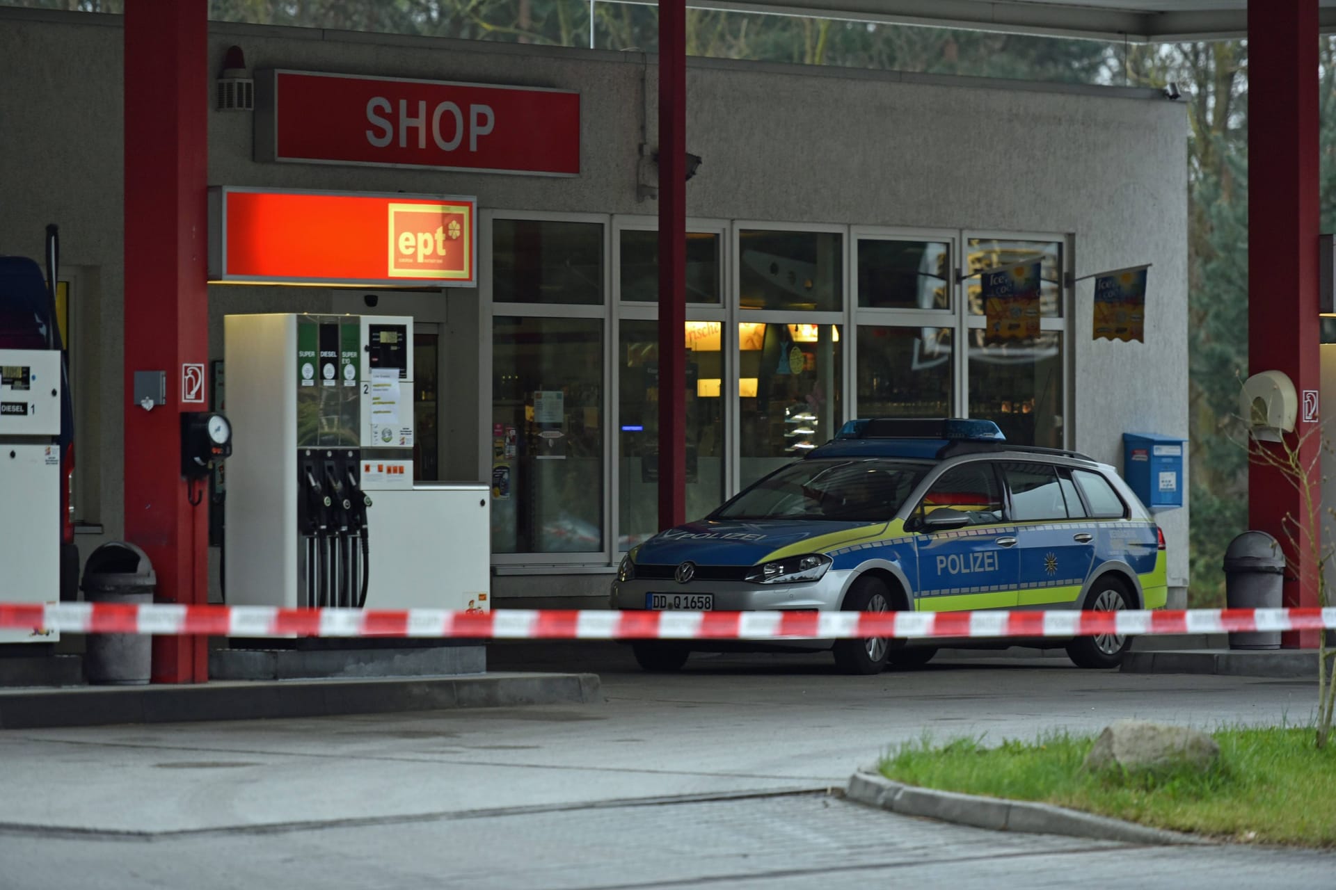 Polizei an einer Tankstelle (Archivbild): In Potsdam hat es einen Überfall gegeben, bei dem auch eine Waffe eingesetzt wurde.