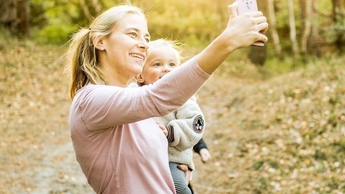 Frau fotografiert Selfie von sich und ihrem Sohn