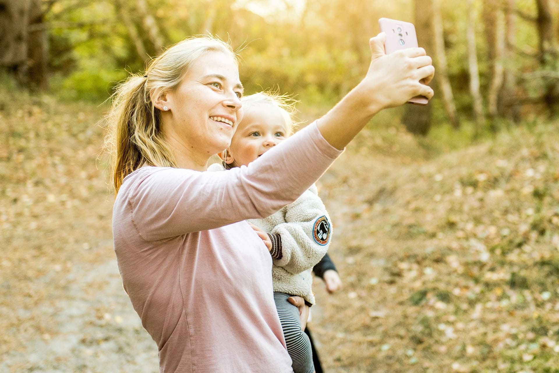 Frau fotografiert Selfie von sich und ihrem Sohn