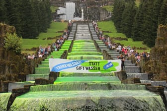 Farbattacke auf die Wasserspiele im Kasseler Bergpark Wilhelmshöhe: Die Aktivisten der Gruppe "Klimagerechtigkeit Kassel" färbten das Wasser aus Protest gegen den Salzhersteller K+S grün.