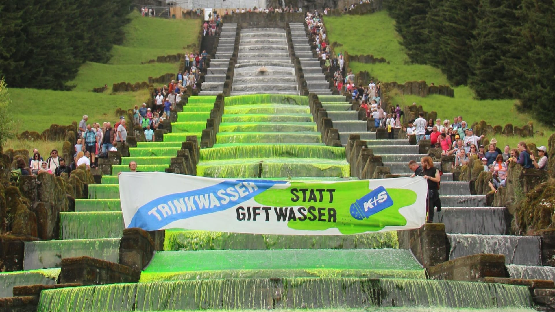 Farbattacke auf die Wasserspiele im Kasseler Bergpark Wilhelmshöhe: Die Aktivisten der Gruppe "Klimagerechtigkeit Kassel" färbten das Wasser aus Protest gegen den Salzhersteller K+S grün.