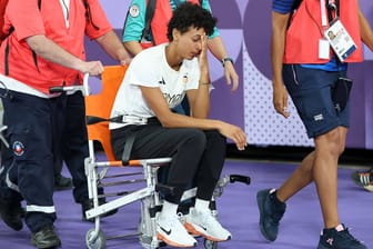 Dramatische Momente: Malaika Mihambo wird bei den Olympischen Spielen aus dem Stadion transportiert.