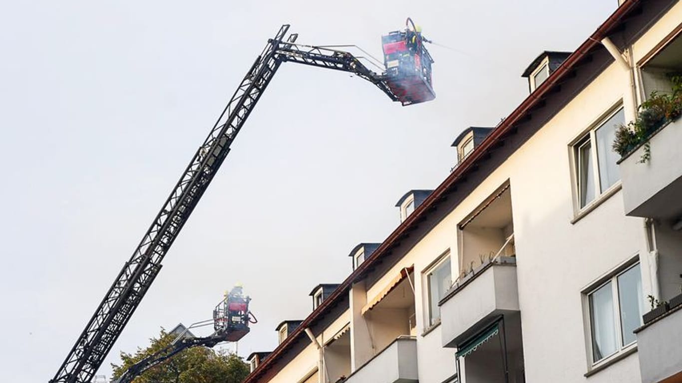 Die Frankfurter Feuerwehr war mit mehreren Drehleitern im Einsatz.