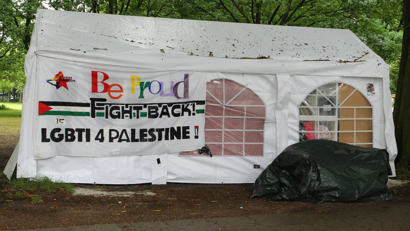 Ein Zelt des Protestcamps in der Nähe der Universität Hamburg: Zuletzt wurde dort eine Polizistin während eines Einsatzes geschlagen.