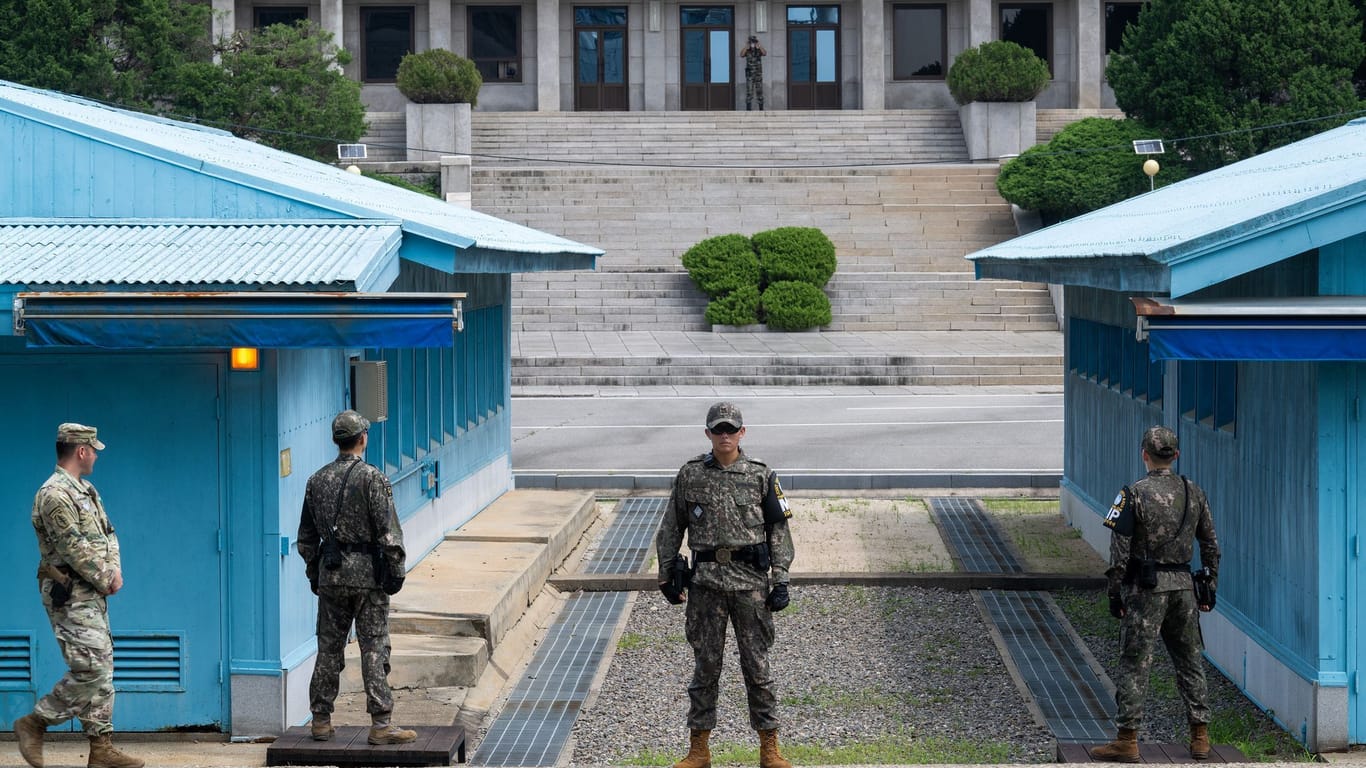 Südkoreanische Soldaten stehen an der De-Facto-Grenze zu Nordkorea: Auch hierher reiste Verteidigungsminister Pistorius, nachdem er zuvor den Beitritt Deutschlands zum UN-Kommando UNC verkündete, das den Waffenstillstand absichert.