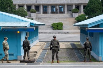 Südkoreanische Soldaten stehen an der De-Facto-Grenze zu Nordkorea: Auch hierher reiste Verteidigungsminister Pistorius, nachdem er zuvor den Beitritt Deutschlands zum UN-Kommando UNC verkündete, das den Waffenstillstand absichert.