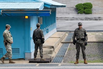 Südkoreanische Soldaten stehen an der De-Facto-Grenze zu Nordkorea: Auch hierher reiste Verteidigungsminister Pistorius, nachdem er zuvor den Beitritt Deutschlands zum UN-Kommando UNC verkündete, das den Waffenstillstand absichert.