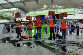 Flughafen Dortmund: Aktivisten der "Letzten Generation" während ihrer Protestaktion.