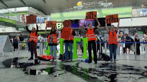 Flughafen Dortmund: Aktivisten der "Letzten Generation" während ihrer Protestaktion.