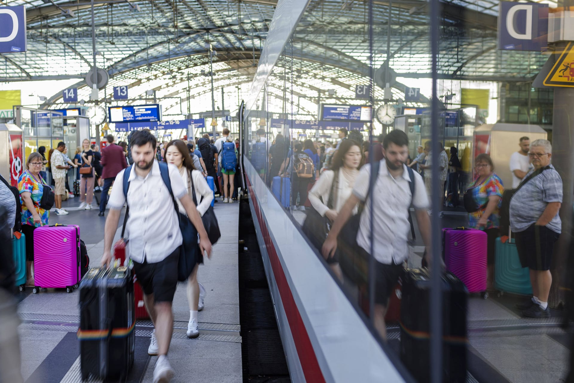 Der Berliner Hauptbahnhof: Nach einem Kabelbrand an einer Bahnstrecke kam es auch am Berliner Hauptbahnhof zu erheblichen Beeinträchtigungen.