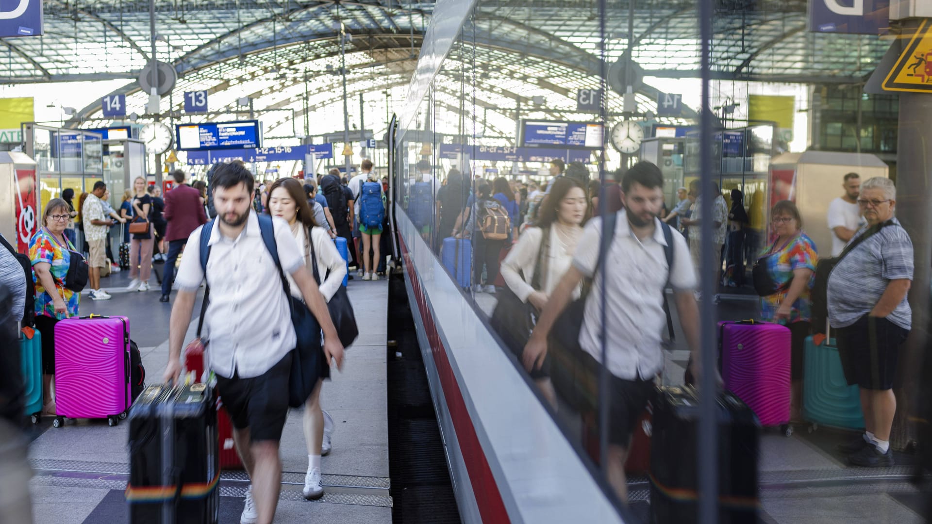 Der Berliner Hauptbahnhof: Nach einem Kabelbrand an einer Bahnstrecke kam es auch am Berliner Hauptbahnhof zu erheblichen Beeinträchtigungen.