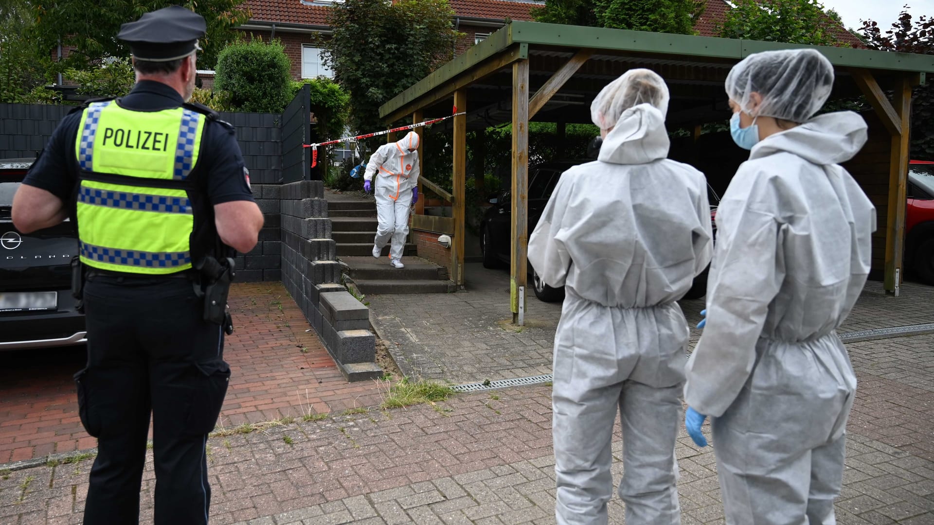 Polizeibeamte vor einem Haus im Johannes-Bremer Weg in Hamburg-Rönneburg: Hier wurde eine 65-Jährige tot aufgefunden.