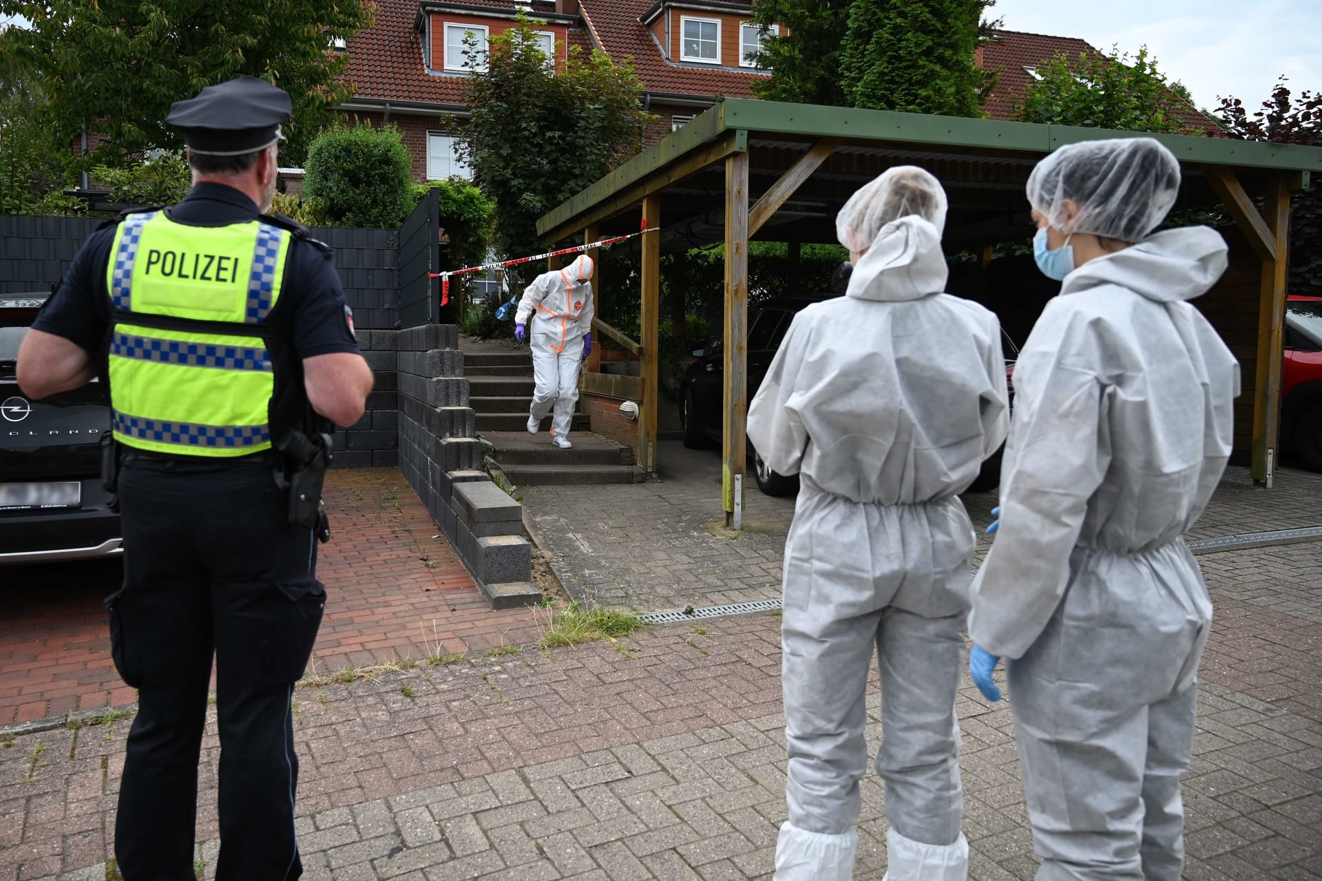 Polizeibeamte vor einem Haus im Johannes-Bremer Weg in Hamburg-Rönneburg: Hier wurde eine 65-Jährige tot aufgefunden.